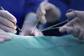 Chtěla být krásná, po šesti plastických zákrocích v bolestech zemřela. Rodina ženy viní lékaře